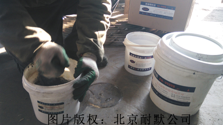 正在使用耐磨防護劑調(diào)配 正在使用耐磨防護劑調(diào)配