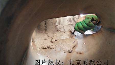在管道內(nèi)壁涂抹耐磨防護劑 在管道內(nèi)壁涂抹耐磨防護劑